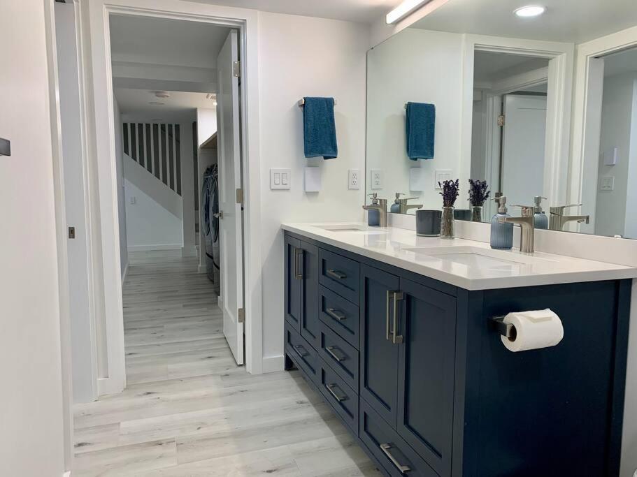 Holiday home Location In Charming Downtown Ballard! Rare Find! *