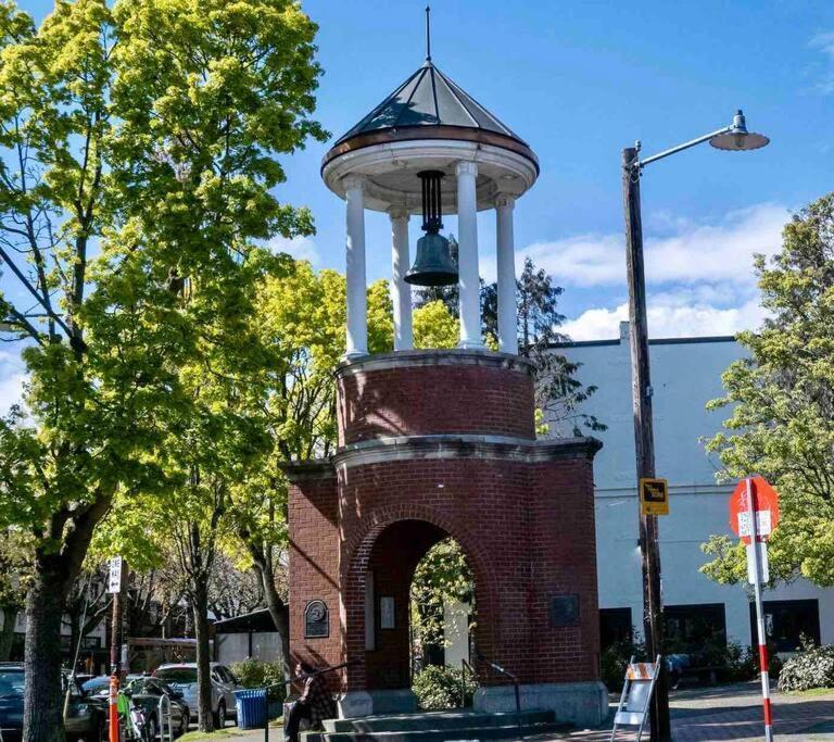 Location In Charming Downtown Ballard! Rare Find! Holiday home