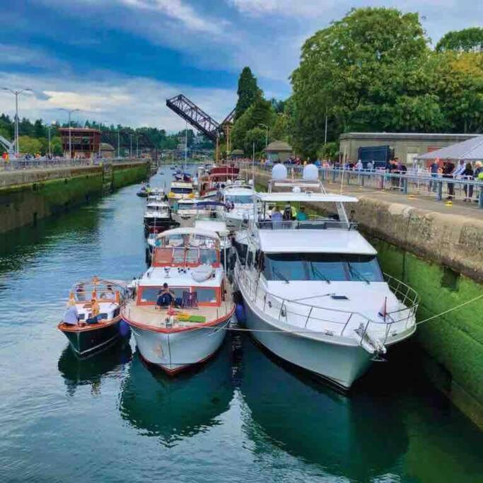 Location In Charming Downtown Ballard! Rare Find! Holiday home *