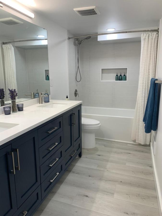 Location In Charming Downtown Ballard! Rare Find! Holiday home Seattle